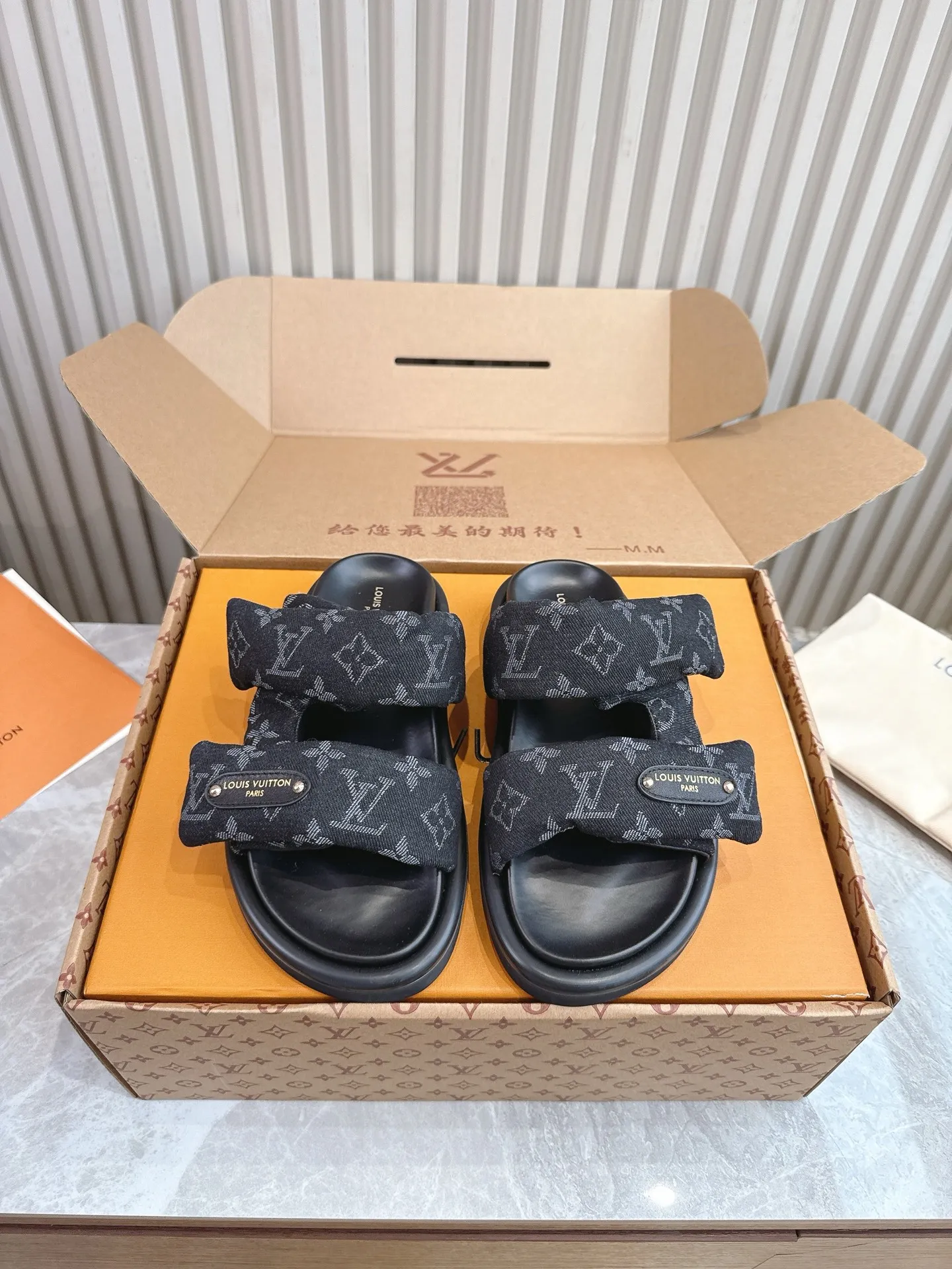 👟👟Ex-factory price 440👟👟 (top version) 🏠Real shot🎬[Purchase level] Down filling! Any PK market sponge version‼ ️ 25sLV new model is available at the counter - summer slippers are the soul. The latest denim denim Poll Pillow is a laid-back outfit. Start looking forward to summer☀️☀️ Denim Girl is here, v2025 denim denim is back. . . . Practical, versatile, and easy to wear. The new blue denim Velcro is released this time. I put it on with my eyes closed. It is a Velcro sandal. You don’t have to worry about high insteps. It can be adjusted. The upper is relatively soft and the shoes are not heavy. They are quite comfortable to wear. Size: 35-40 (men’s size +10 can be customized)